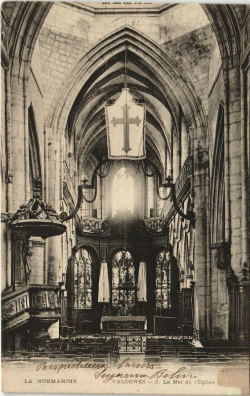 Carte postale ancienne Valognes - La Nef de l'Eglise à Valognes
