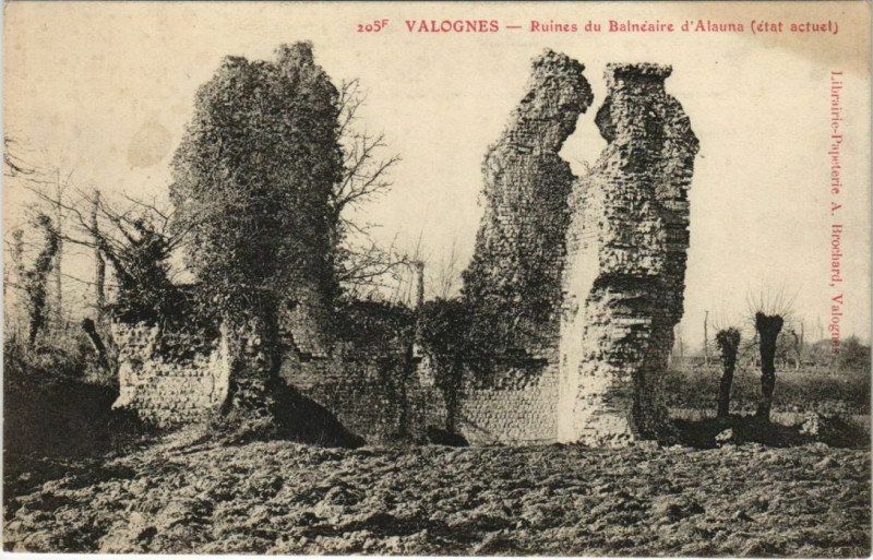 Carte postale ancienne Valognes - Ruines du Balneaire à Valognes