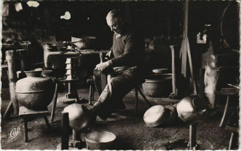 Carte postale ancienne Villedieu-les-Poeles - Atelier et fabrication d'articles en cuivre