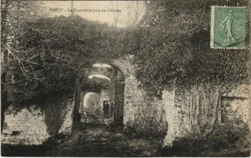 Carte postale ancienne Pirou - Le Pont levis pris du Chateau à Pirou