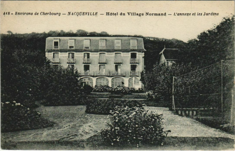 Carte postale ancienne Urville Nacqueville - Panorama du Village Normand à Urville