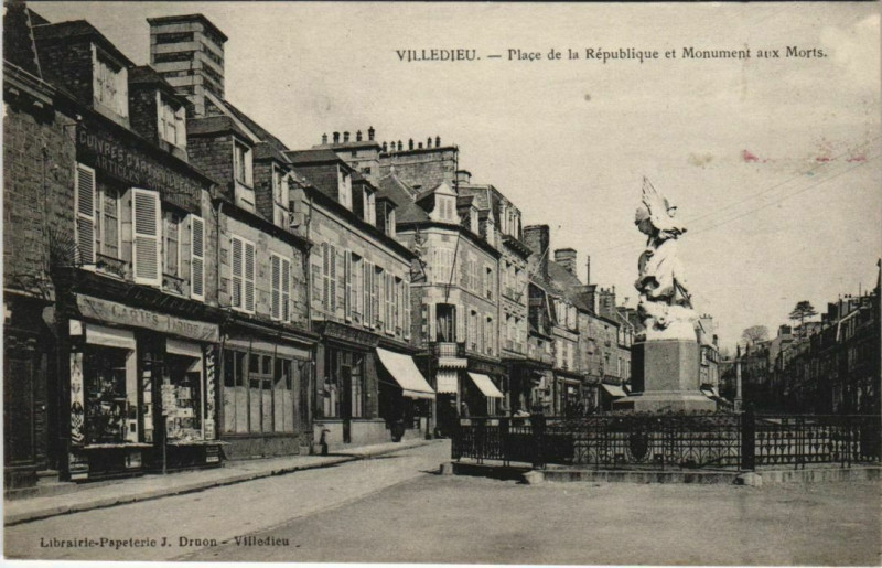 Carte postale ancienne Villedieu - Place dal Republique