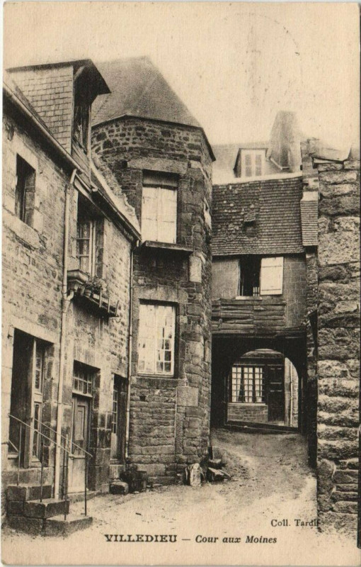 Carte postale ancienne Villedieu - Cour aux Moines