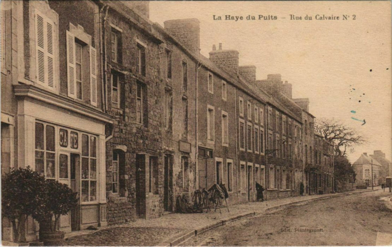 Carte postale ancienne La Haye-du-Puits - Rue du Calvaire à La Haye