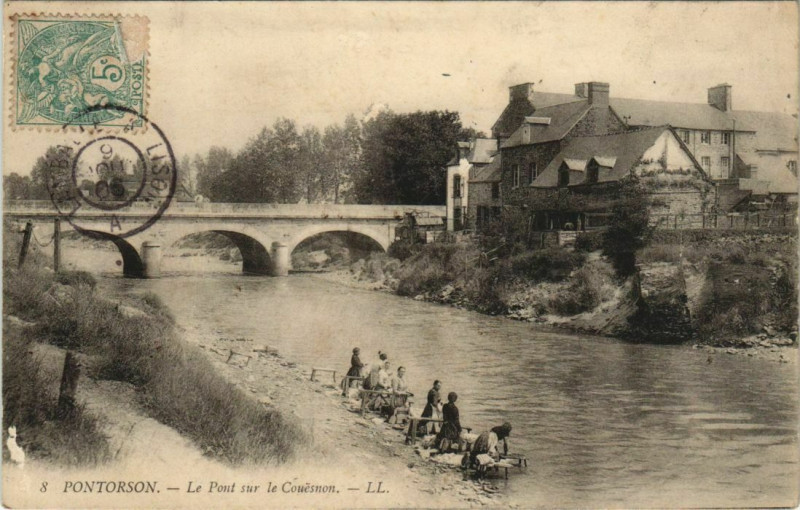 Carte postale ancienne Pontorson - Le Pont sur le Couesnon à Pontorson
