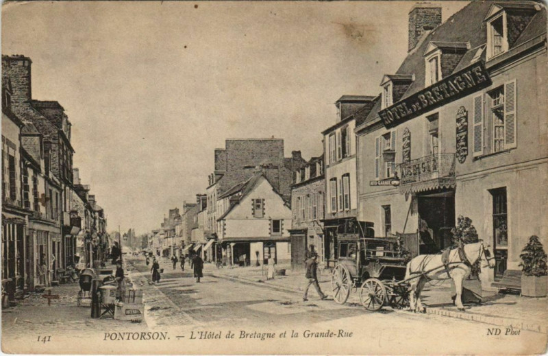 Carte postale ancienne Pontorson - L'Hotel de Bretagne et la Grande Rue à Pontorson