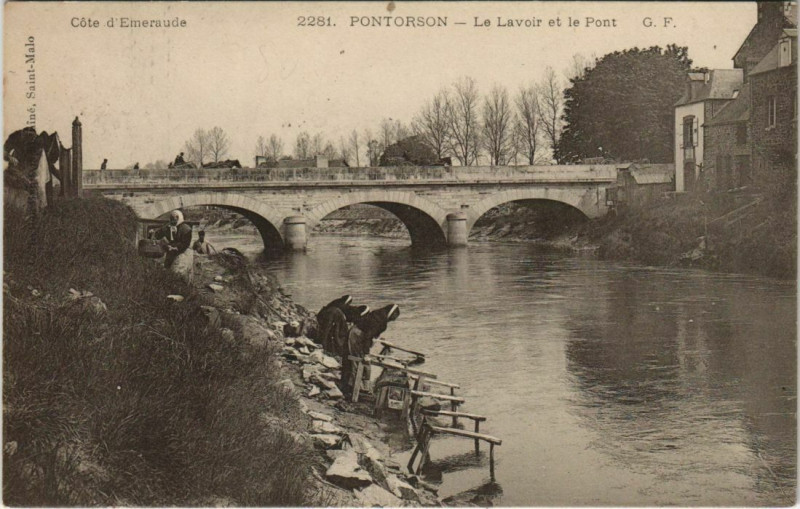 Carte postale ancienne Pontorson - Le Lavoir et le Pont à Pontorson