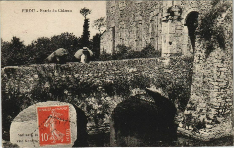 Carte postale ancienne Pirou - Entrée du Chateau à Pirou