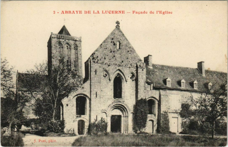 Carte postale ancienne Abbaye de la Lucerne - Facade de l'Eglise