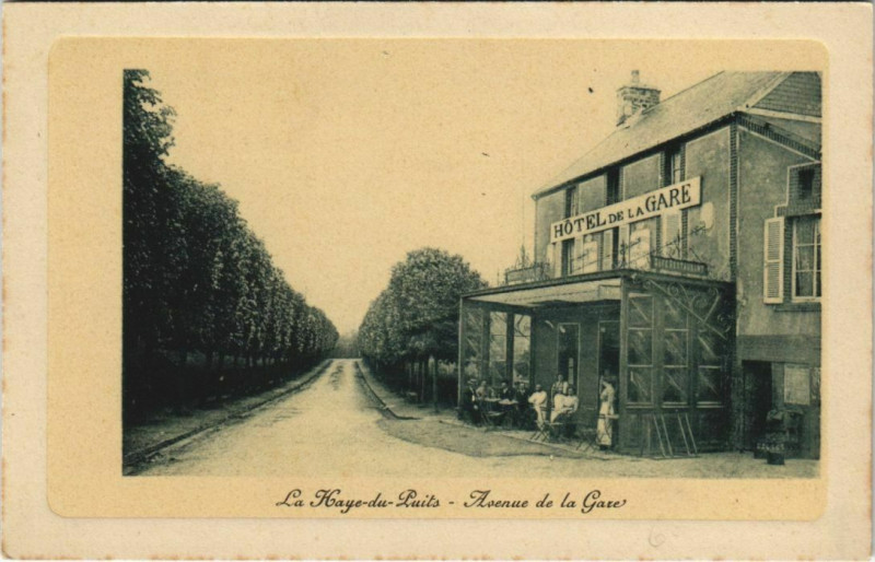 Carte postale ancienne La Haye-du-Puits - Avenue de la Gare à La Haye