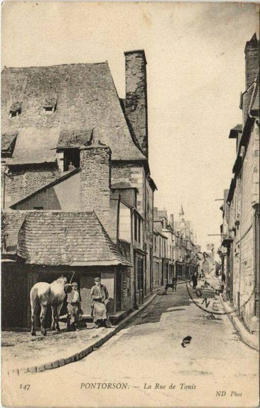 Carte postale ancienne Pontorson - La Rue de Tanis à Pontorson