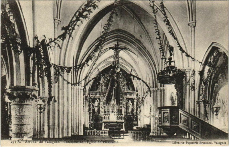 Carte postale ancienne Arrond de Valognes - Interieur de l'Eglise à Valognes