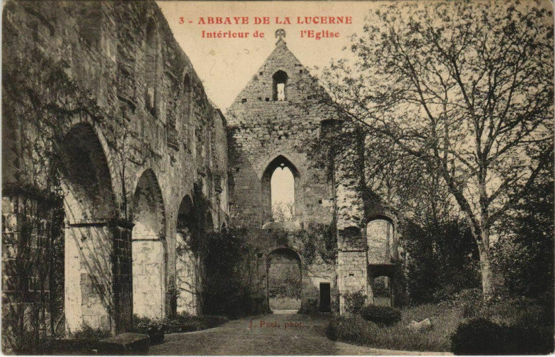 Carte postale ancienne Abbaye de la Lucerne - Interieur de l'Eglise