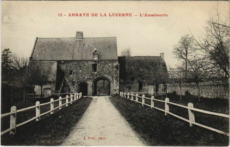 Carte postale ancienne Abbaye de la Lucerne - L'Aumonerie