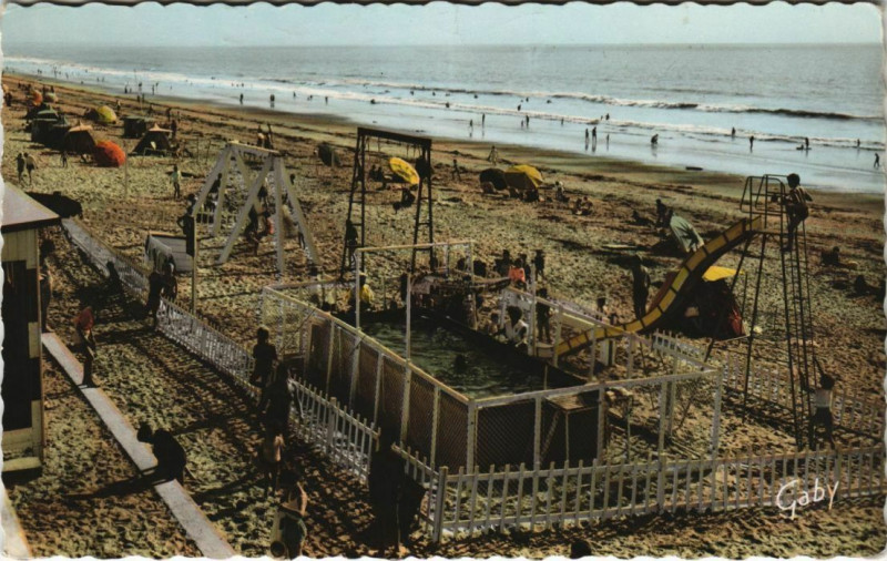 Carte postale ancienne Jullouville - La Piscine et la Plage à Jullouville