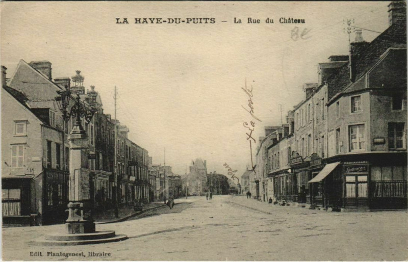 Carte postale ancienne La Haye-du-Puits - La Rue du Chateau à La Haye