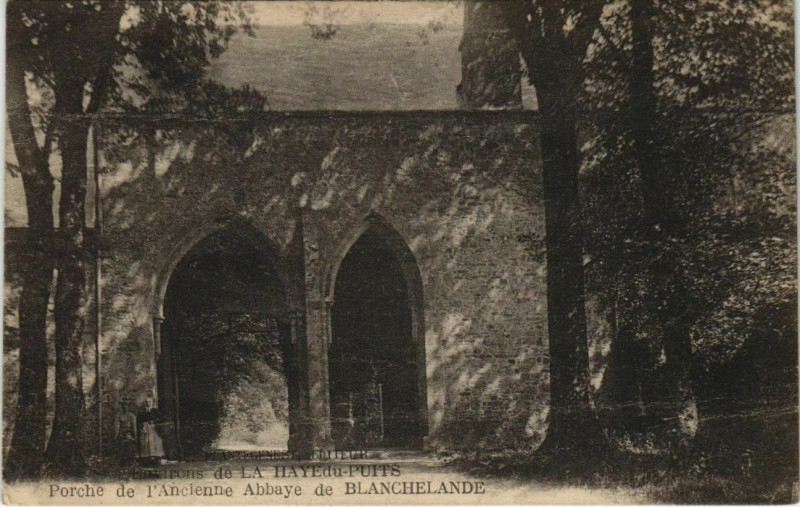 Carte postale ancienne La Haye-du-Puits - Porche de l'Ancienne Abbaye à La Haye
