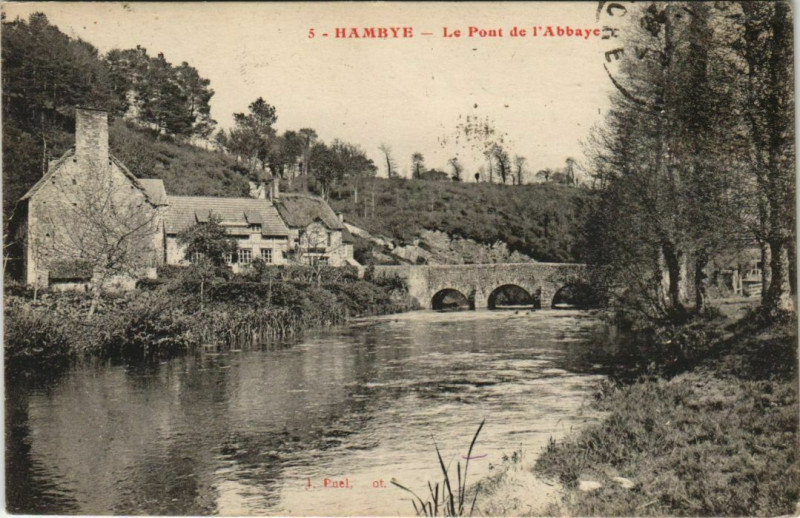 Carte postale ancienne Hambye - Le Pont de l'Abbaye à Hambye