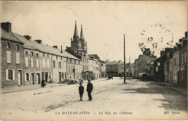 Carte postale ancienne La Haye-du-Puits - La Rue du Chateau à La Haye