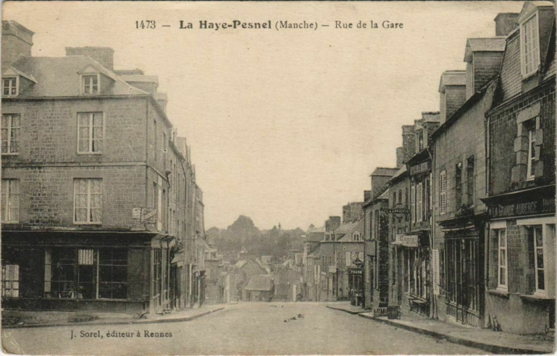 Carte postale ancienne La Haye-Pesnel - Rue de la Gare à La Haye-Pesnel
