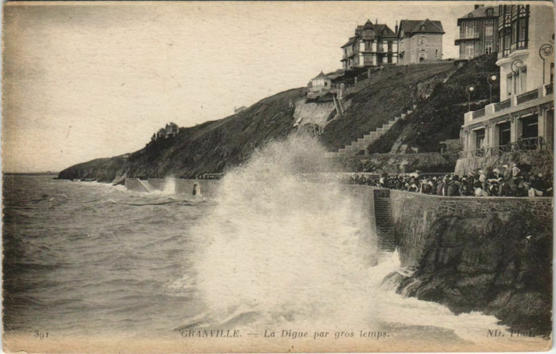 Carte postale ancienne Granville - La Digue par gros temps à Granville