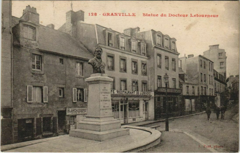 Carte postale ancienne Granville - Statue du Docteur Letourneur à Granville