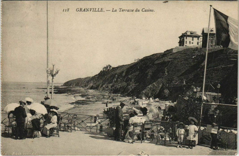 Carte postale ancienne Granville - La Terrasse du Casino à Granville