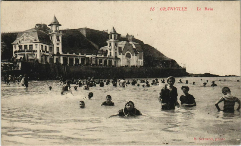 Carte postale ancienne Granville - Le Bain à Granville