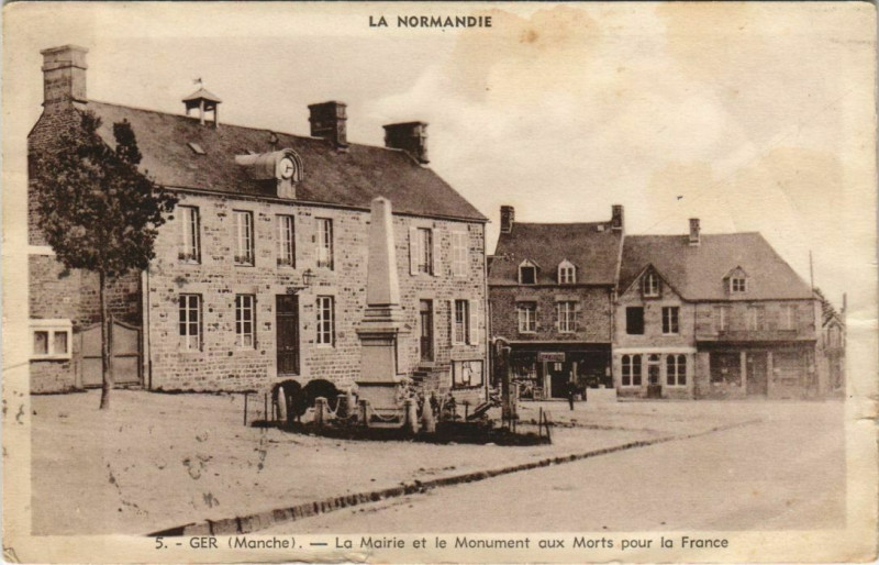 Carte postale ancienne Ger - La Mairie et le Monument aux Morts à Ger