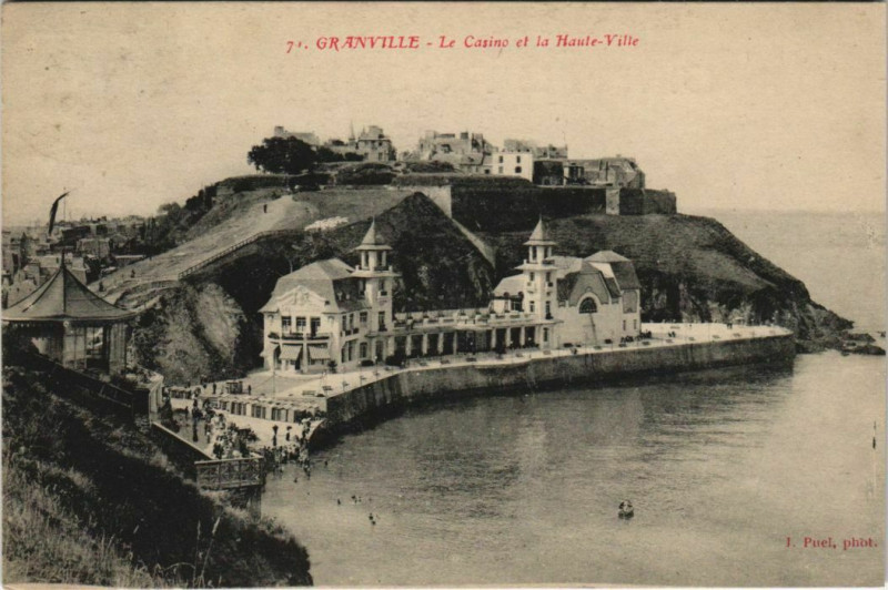 Carte postale ancienne Granville - Le Casino et la Haute-Ville à Granville