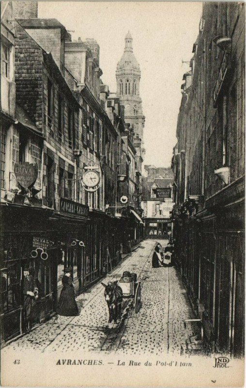 Carte postale ancienne Avranches La Rue du Pot à Avranches