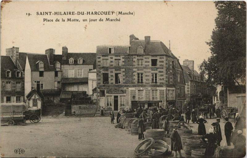 Carte postale ancienne Saint-Hilaire-du-Harcouet Place de la Motte, un jour de Marché à Saint-Hilaire-du-Harcouët