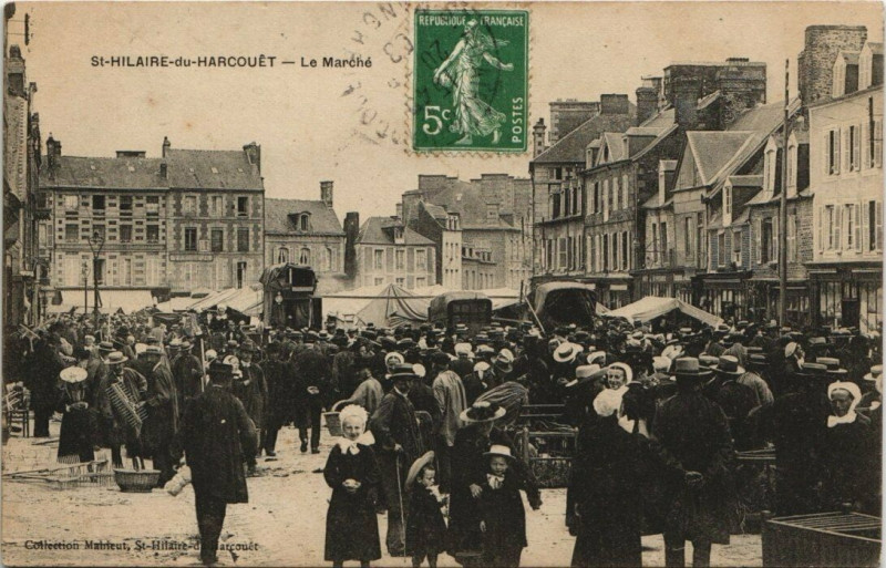Carte postale ancienne Saint-Hilaire-du-Harcouet Le Marché à Saint-Hilaire-du-Harcouët