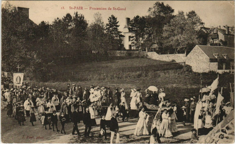 Carte postale ancienne Saint-Pair-sur-Mer Procession de Saint-Gaud à Saint-Pair-sur-Mer
