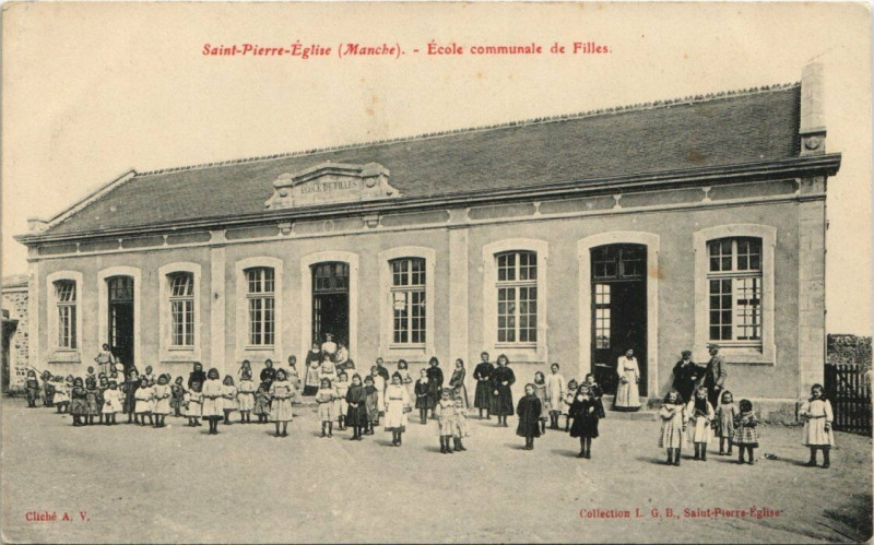 Carte postale ancienne Saint-Pierre-Eglise Ecole communale de Filels à Saint-Pierre-Église