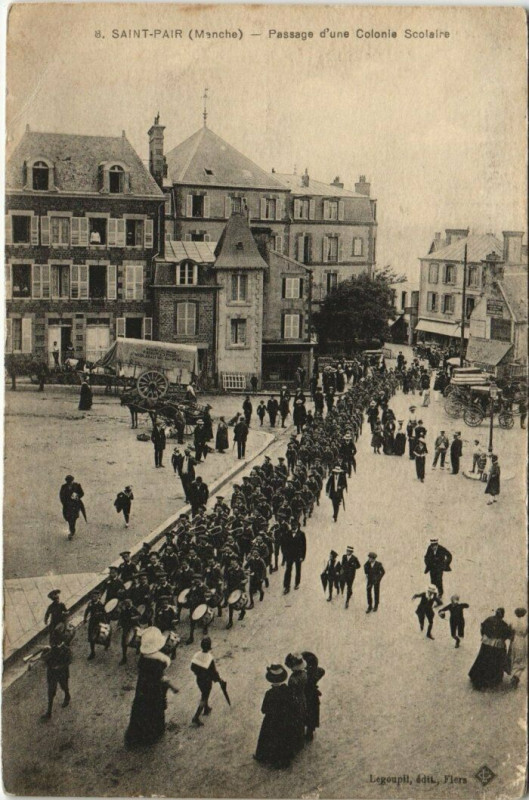 Carte postale ancienne Saint-Pair-sur-Mer Passage d'une Colonie Scolaire à Saint-Pair-sur-Mer