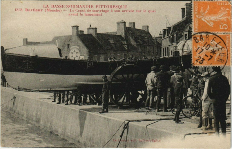 Carte postale ancienne Barfleur Le Canot de sauvetage à Barfleur
