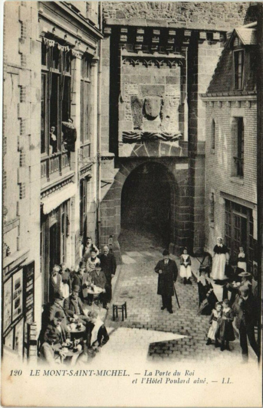Carte postale ancienne Mont-Saint-Michel-La Porte du Roi et l'Hotel Poulard Aine