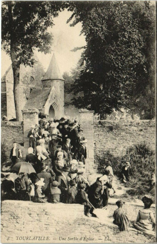 Carte postale ancienne Tourlaville-Une Sortie d'Eglise