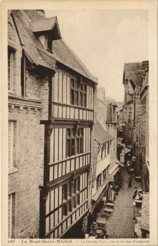 Carte postale ancienne Le Mont-Saint-Michel-La Grande Rue vue prise des Remparts au Mont-Saint-Michel