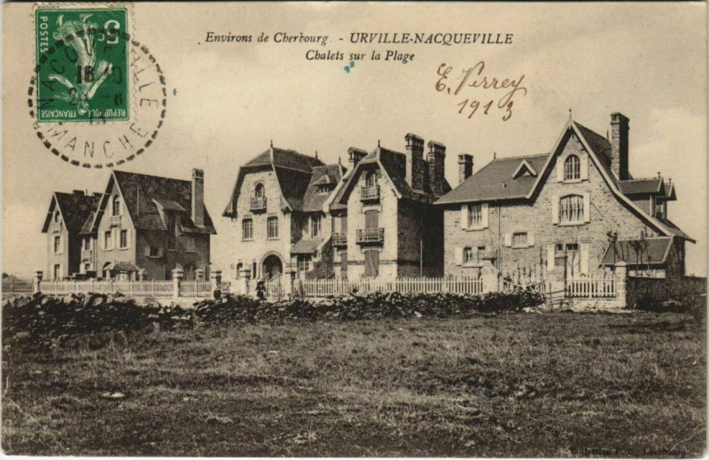Carte postale ancienne Cherbourg-Urville Nacqoueville-Chalets sur la Plage à Urville