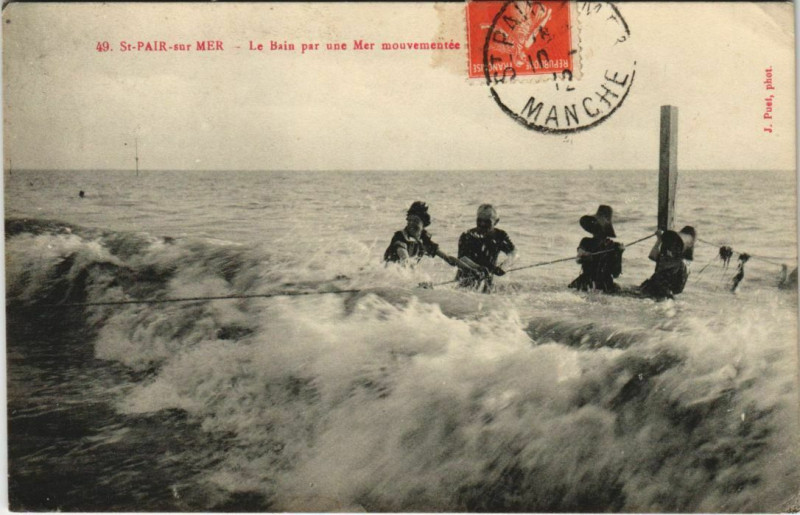 Carte postale ancienne Saint-Pair-sur-Mer-Le Bain par une Mer mouvementée à Saint-Pair-sur-Mer