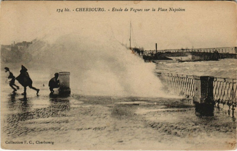 Carte postale ancienne Cherbourg - Etude de Vagues sur la Place Napoleon