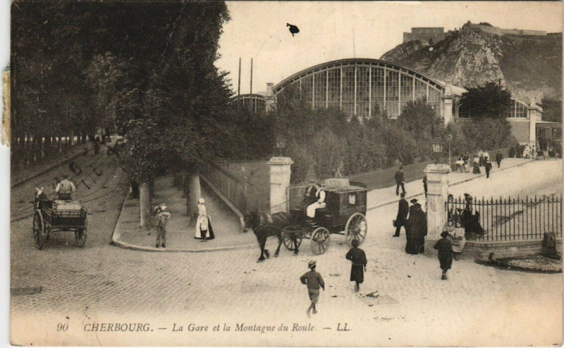 Carte postale ancienne Cherbourg - La Gare et la Montagne du Roule