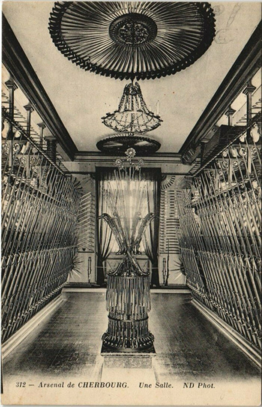 Carte postale ancienne Arsenal de Cherbourg Une Salle