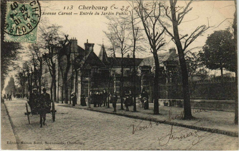 Carte postale ancienne Cherbourg - Avenue Carnot - Entrée du Jardin Public