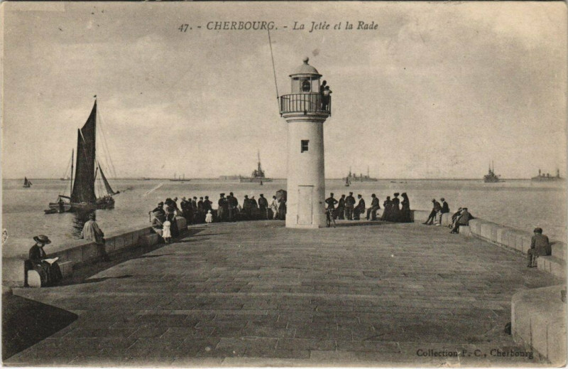 Carte postale ancienne Cherbourg - La Jetée et la Rade