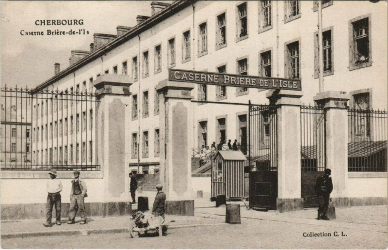 Carte postale ancienne Cherbourg - Caserne Briere de L'Isle