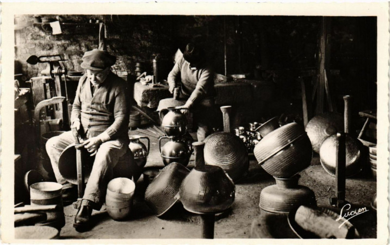 Carte postale ancienne Villedieu-les-Poéles (Manche) - Ville du Cuivre -Artisans ...