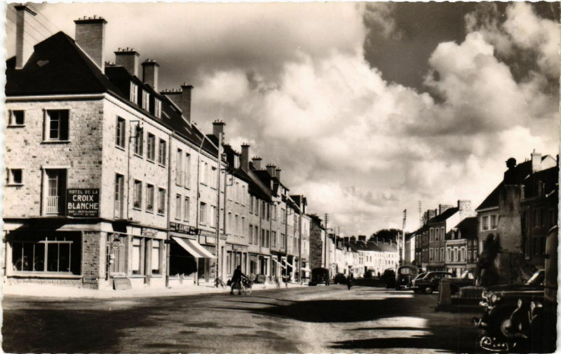 Carte postale ancienne La Haye-du-Puits(Manche) - Place de Gaulle à La Haye